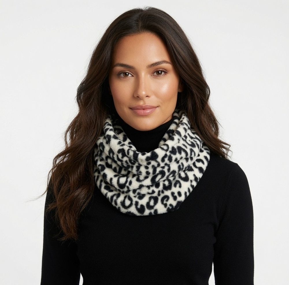 Old Navy Women's Neck Warmer Black White Cheetah Print Fleece Scarf One Size NWT